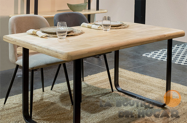 Mesa de comedor fija negra con patas metálicas y tablero de Roble Nordish Modelo Smooth